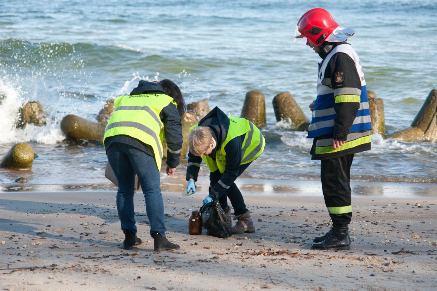 Służby przy pracy na plaży. Zdjęcie ilustracyjne.
