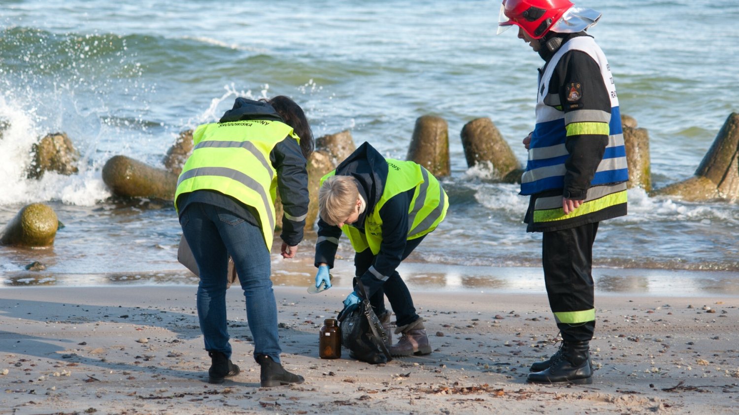 Służby przy pracy na plaży. Zdjęcie ilustracyjne.