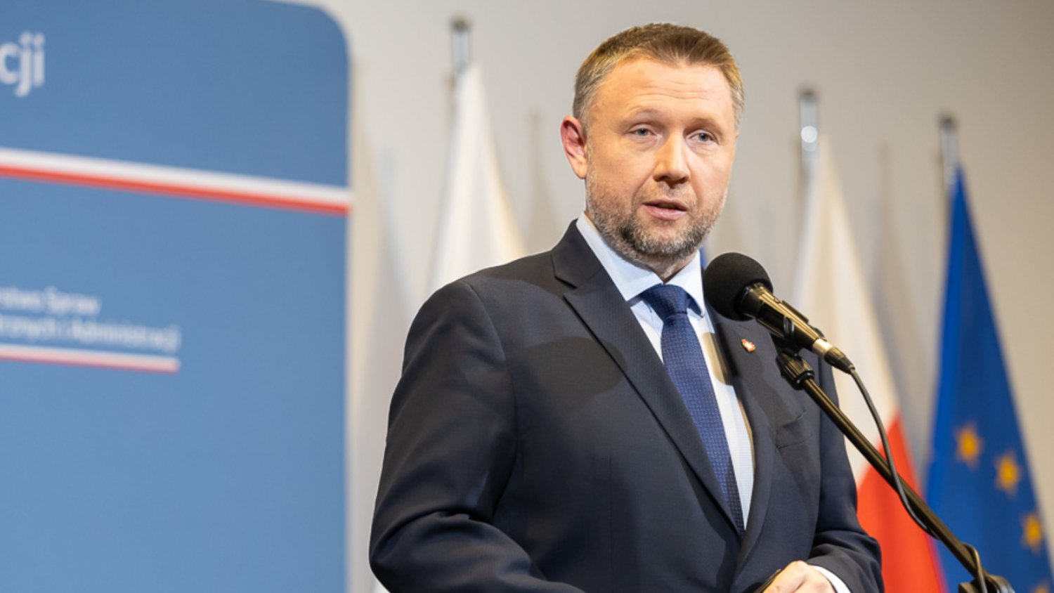 "Na torach odpalono ładunek wybuchowy". Szef MSWiA o dwóch aktach dywersji