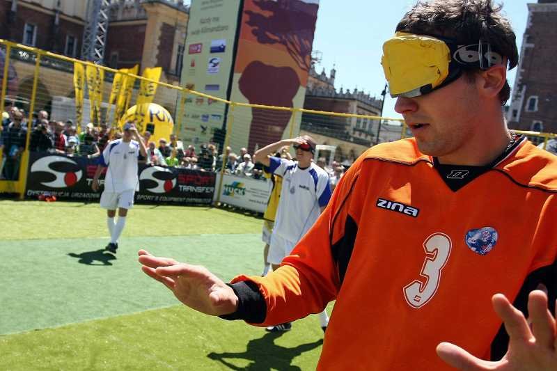 Zdjęcie z meczu niewidomych piłkarzy.