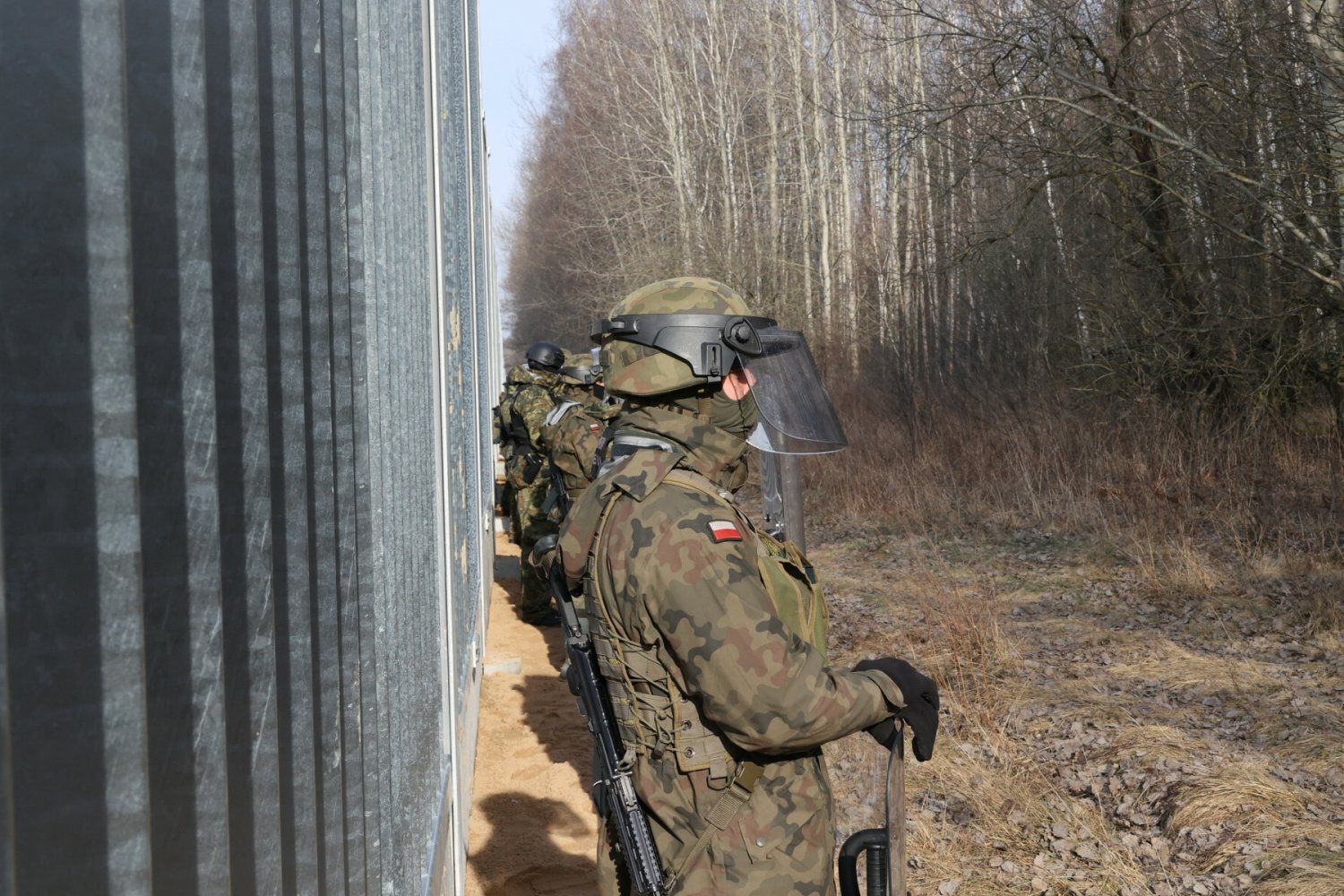 Białorusini chcieli przekopać się pod barierą na granicy.