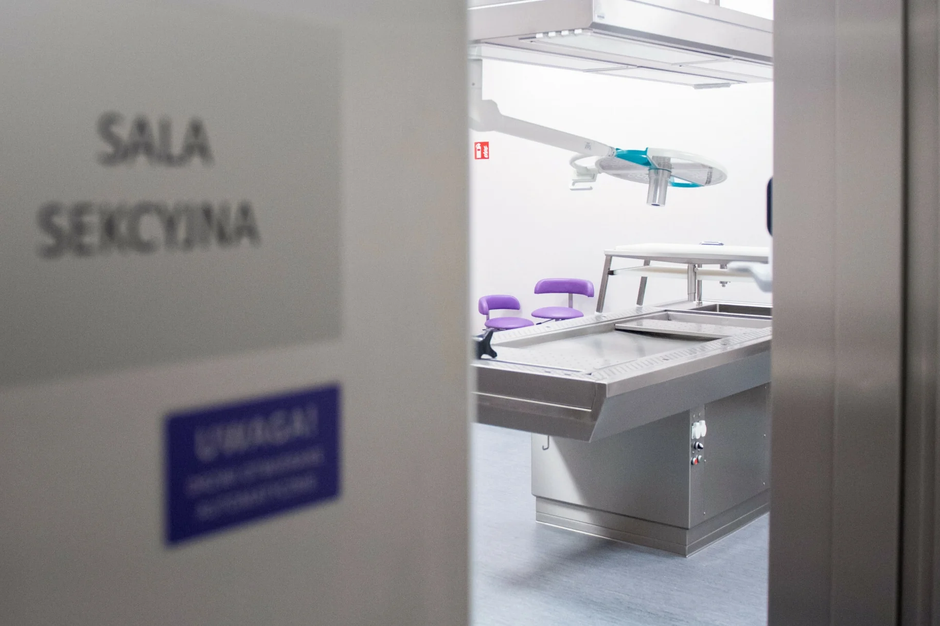 Sala do sekcji zwłok. Zdjęcie ilustracyjne.