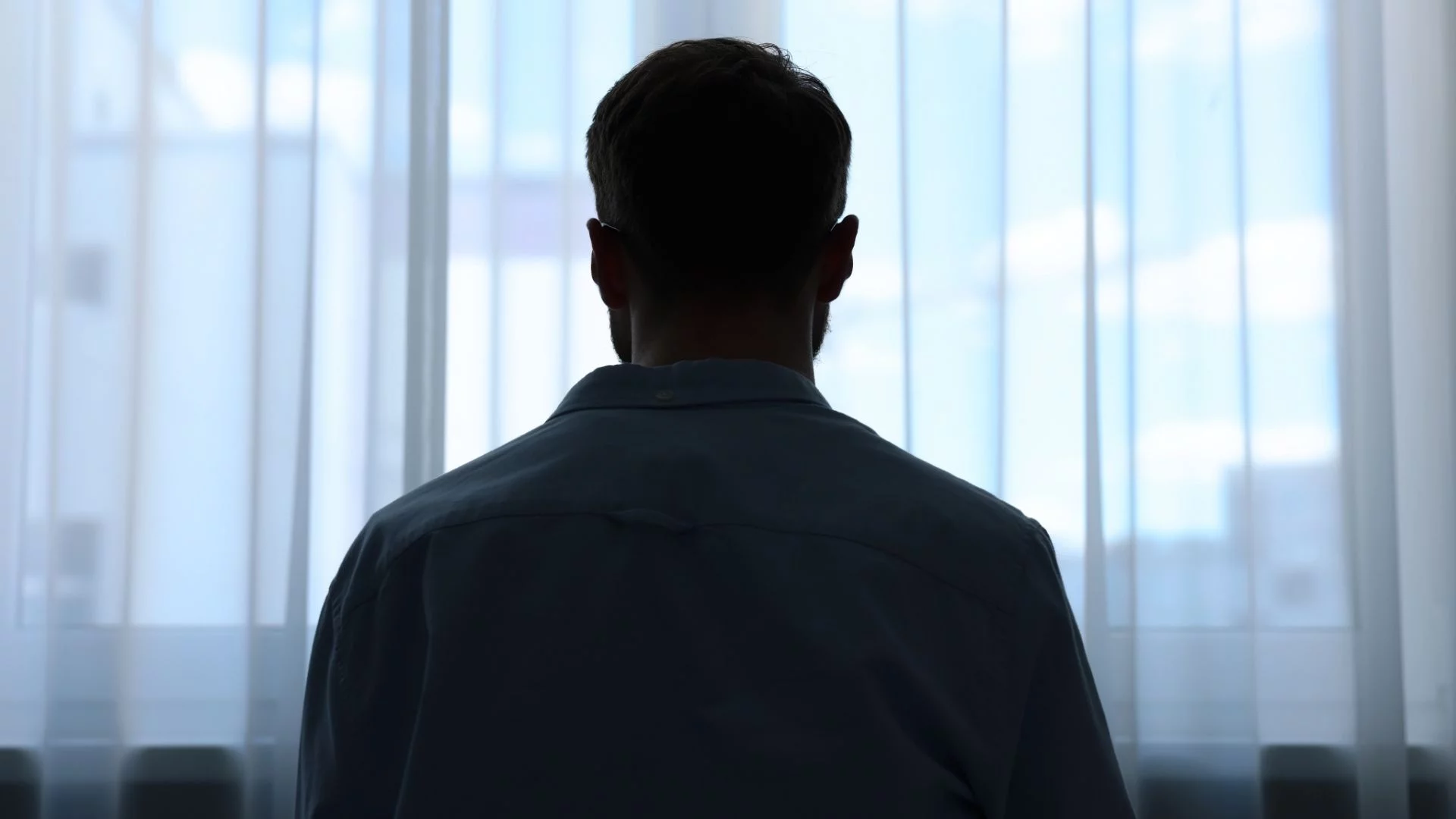 Mężczyzna przy oknie