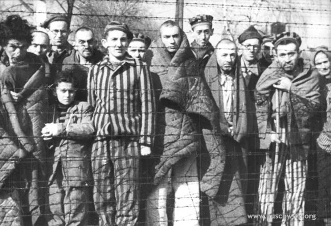 Więźniowie wyzwoleni przez żołnierzy sowieckich w obozie macierzystym.