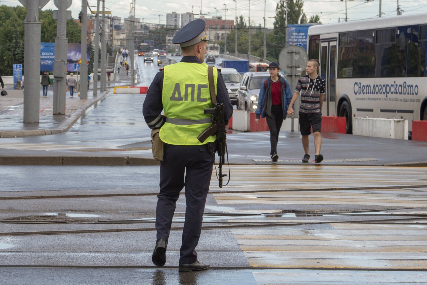 Władze Kaliningradu uspokaja mieszkańców obwodu tym, że przecież nie ma na ulicach Polaków z bronią.