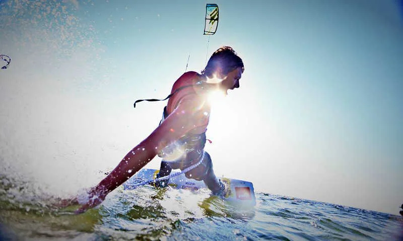 Kitesurfing to sport dla każdego, zarówno dla dziecka jak i osoby starszej.