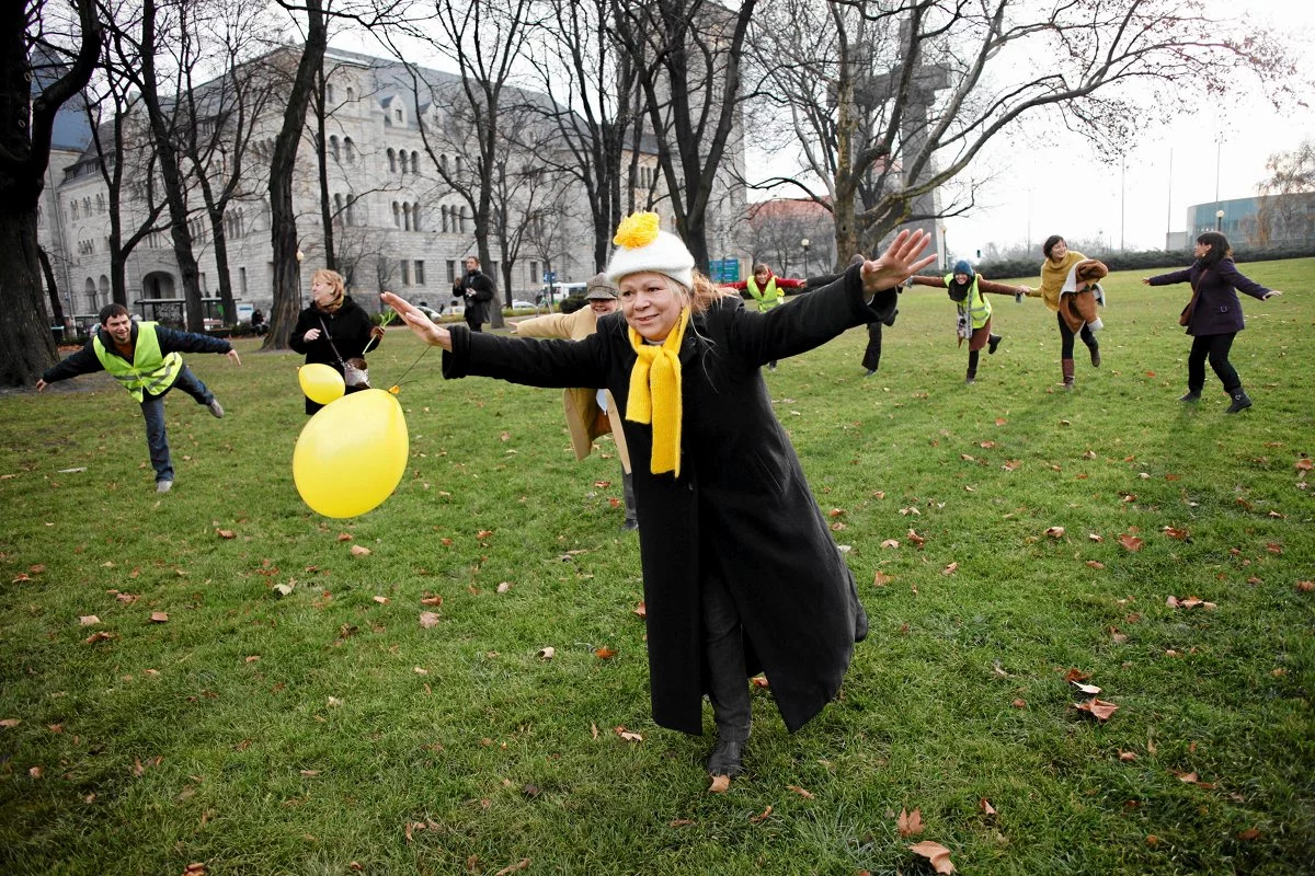 Poznański park Adama Mickiewicza. Osoby 50+ robią jaskółkę w ramach festiwalu "Inwazja barbarzyńców" organizowanego przez fundację "Barak Kultury".