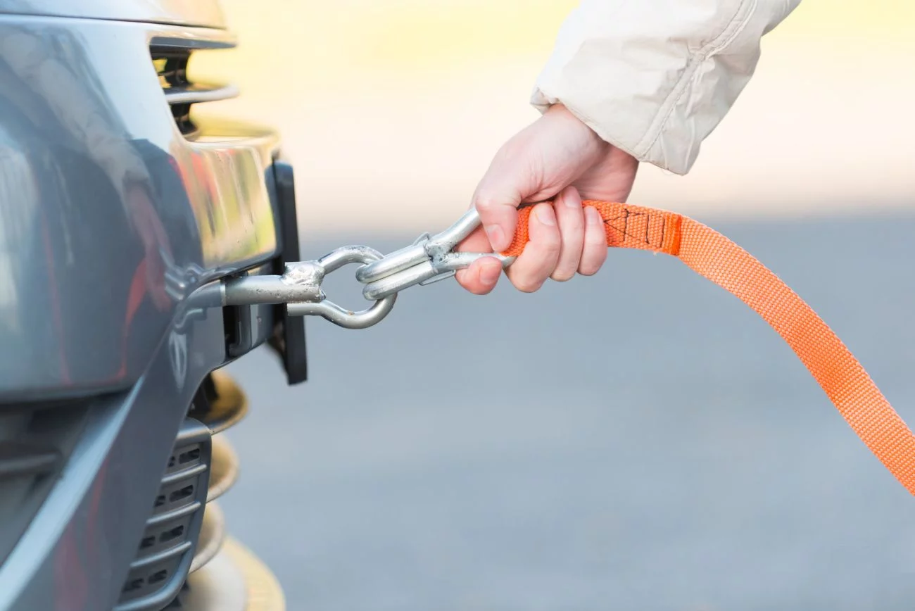 Holowanie to usługa polegająca na transporcie uszkodzonego auta do najbliższego warsztatu samochodowego lub na parking w pobliżu miejsca zamieszkania kierowcy przez fachowców z firmy zajmującej się profesjonalną pomocą drogową