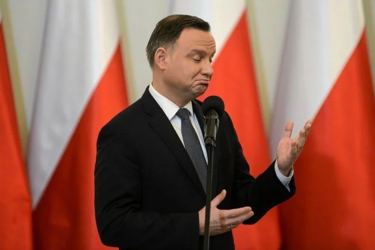 Spada poparcie dla Andrzeja Dudy.