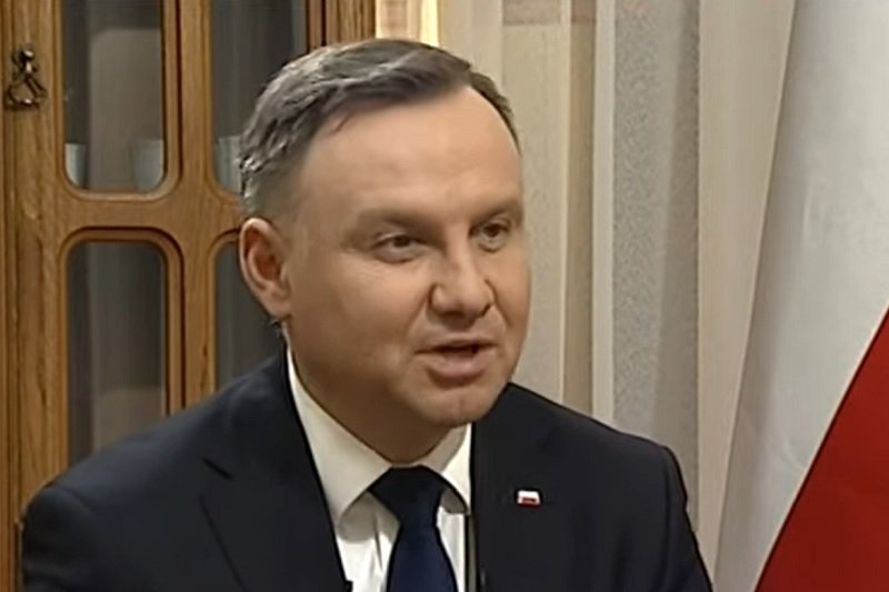 Andrzej Duda nie widzi nic złego w podpisaniu ustawy przy stoliku na peronie.