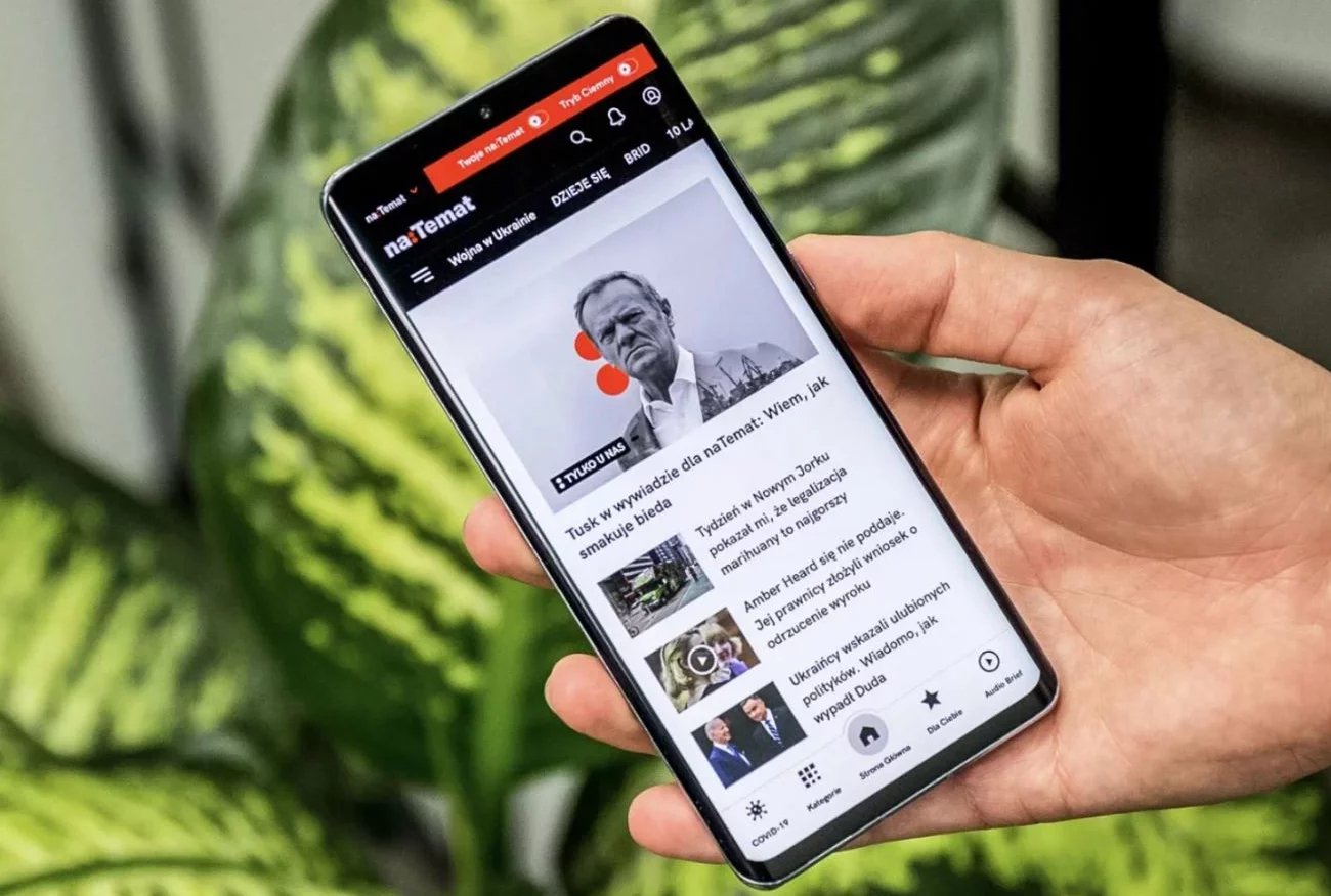 Witryna natemat.pl na ekranie smartfona