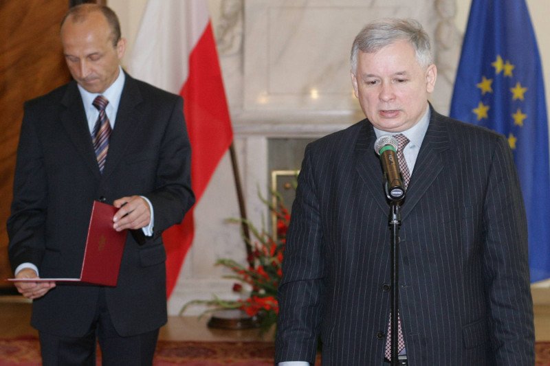 Lipiec 2006 r. Premier Jarosław Kaczyński, tuż po odwołaniu Kazimierza Marcinkiewicza ze stanowiska szefa rządu, wręcza mu nominację na komisarza Warszawy.
