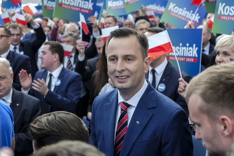 Władysław Kosiniak-Kamysz wiesza billboardy w czasie epidemii koronawirusa.