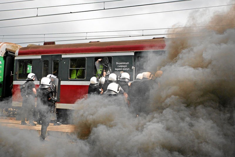 Około 200 pseudokibiców dokonało w sobotę ataku na pociąg w Gdańsku. Na zdjęciu ćwiczenia oddziałów prewencji w Krakowie.
