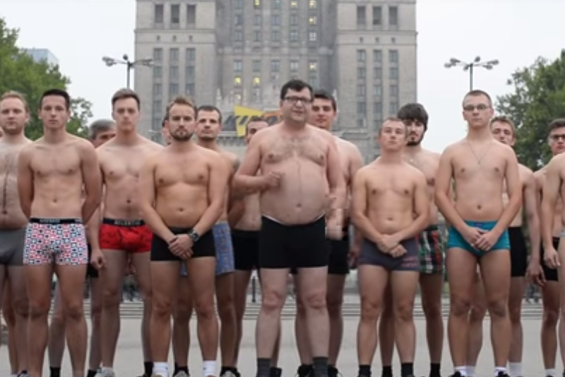 Stonoga znowu w akcji. Tym razem występuje w samych bokserkach w swoim spocie.