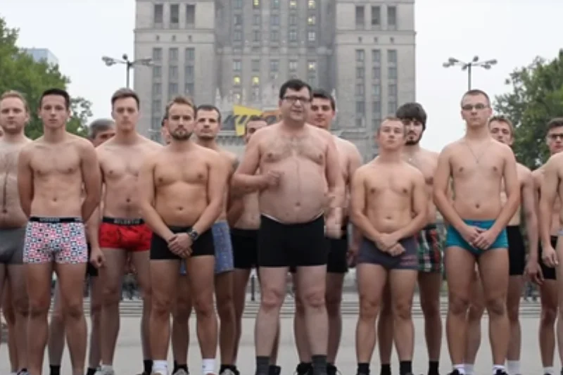 Stonoga znowu w akcji. Tym razem występuje w samych bokserkach w swoim spocie.