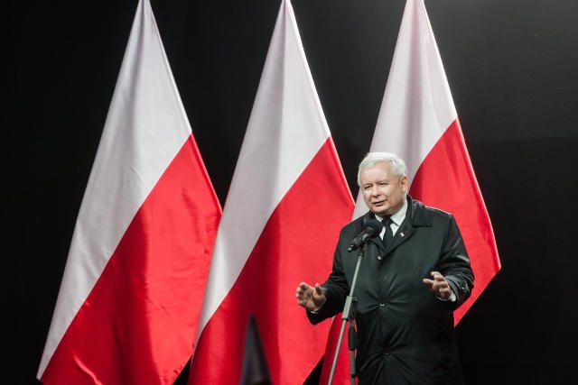 Jarosław Kaczyński przemawiający podczas spotkanie przy krzyżu katyńskim podczas Obchodów Święta Niepodległości