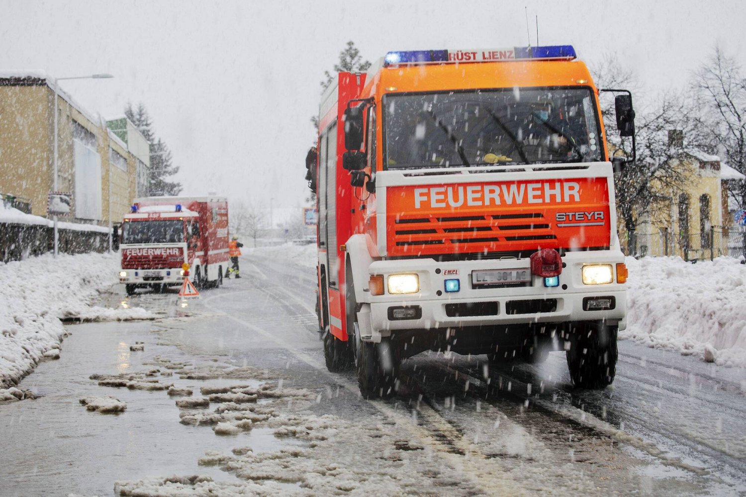 Niemieckie służby ratownicze w akcji z powodu pierwszych objawów śniegu.