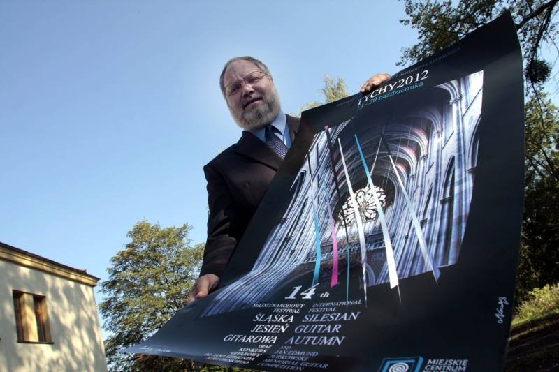 Dyrektor festiwalu - Wojciech Wieczorek - prezentuje plakat imprezy