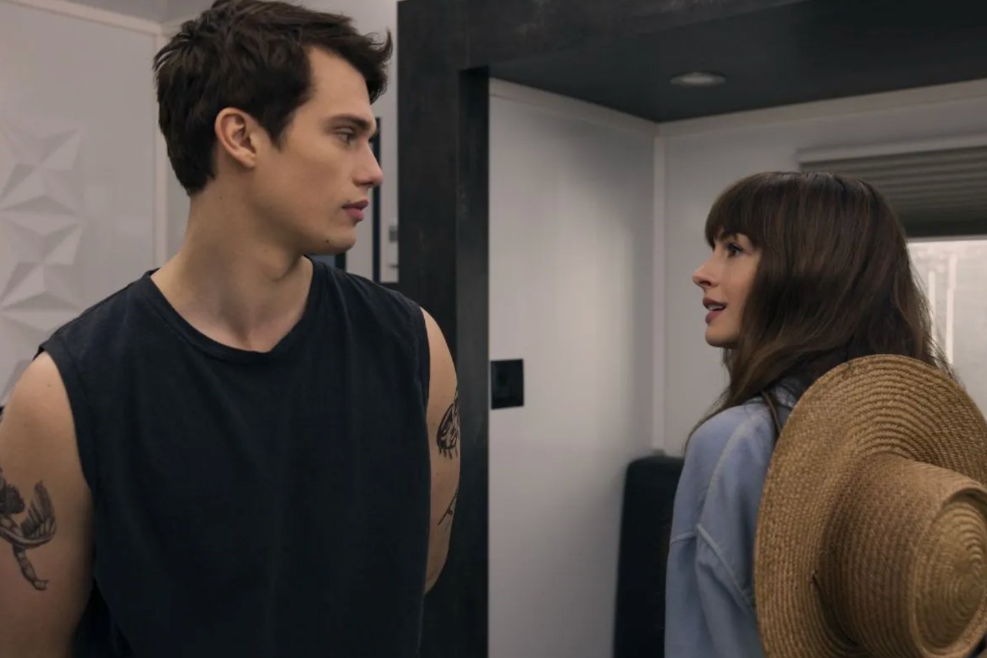 Kadr z filmu "Na samą myśl o tobie", gdzie główna bohaterka zakochuje się w dużo młodszym mężczyźnie