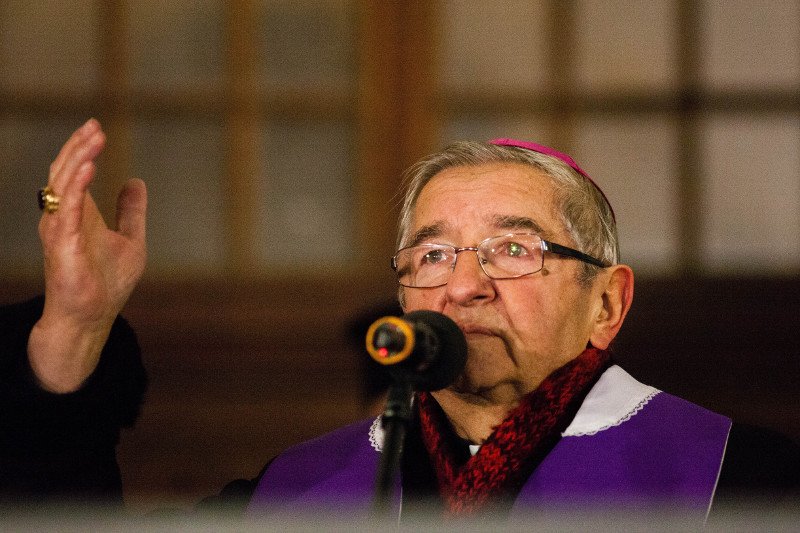 Abp Sławoj Leszek Głódź podczas modlitwy na Długim Targu w Gdańsku w geście solidarności z bliskimi zamordowanego prezydenta Pawła Adamowicza.