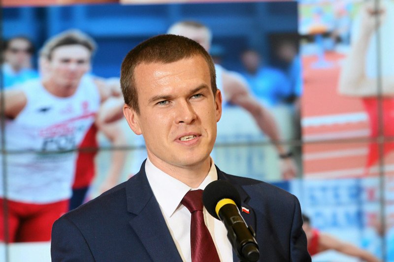 Minister sportu Witold Bańka dotąd uchodził za jedną z najbardziej pozytywnych osób w rządzie PiS. Ten wizerunek przekreślił mało eleganckim hejtem na szefa RE Donalda Tuska.