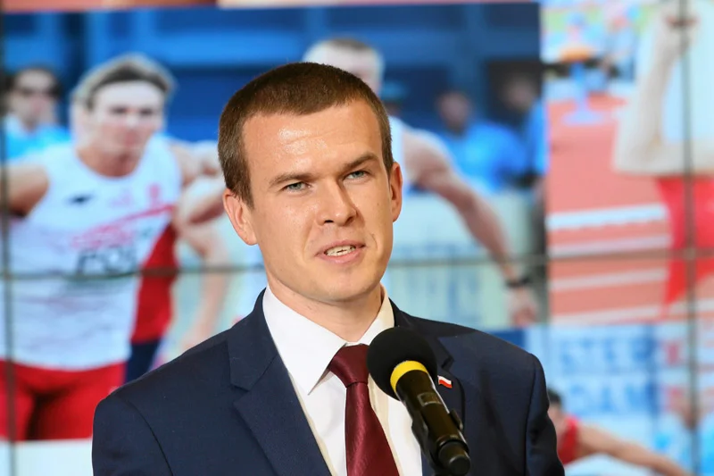 Minister sportu Witold Bańka dotąd uchodził za jedną z najbardziej pozytywnych osób w rządzie PiS. Ten wizerunek przekreślił mało eleganckim hejtem na szefa RE Donalda Tuska.