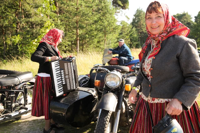 Na wyspie Kihnu mieszka 500 osób. Mówi się, że rządzą tam kobiety. Podróżnik Artur Kot postanowił sprawdzić, czy to prawda. Dowiadywał się przez miesiąc jako latarnik.