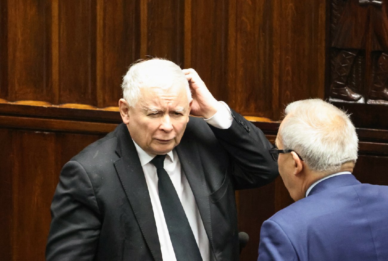 Sondaż. Jarosław Kaczyński i PiS poniżej 30 proc. Opozycja z większością.