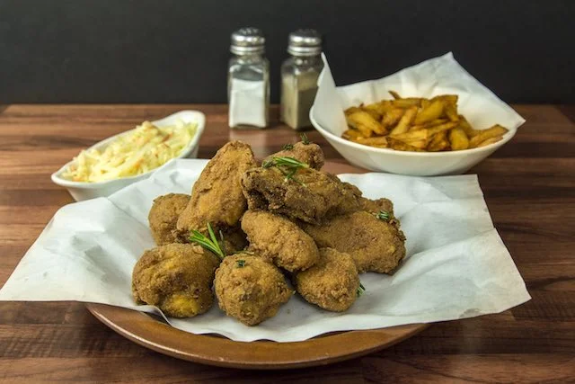 Dania w Blue Plate Chicken to kuchnia, którą polecają mieszkańcy i turyści. Tu zjemy także najlepszego kurczaka w Warszawie.