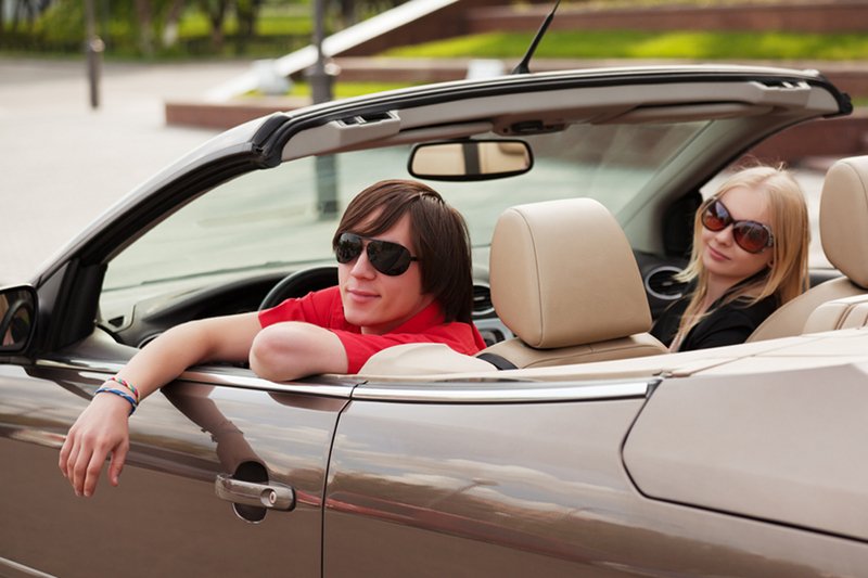 Nadopiekuńczy rodzice, którzy nadmiernie rozpieszczają swoje dzieci, robią im krzywdę. "Później ci ludzie, choć mają od rodziców samochody i mieszkania, są nieprzygotowani do życia" – oceniają eksperci.