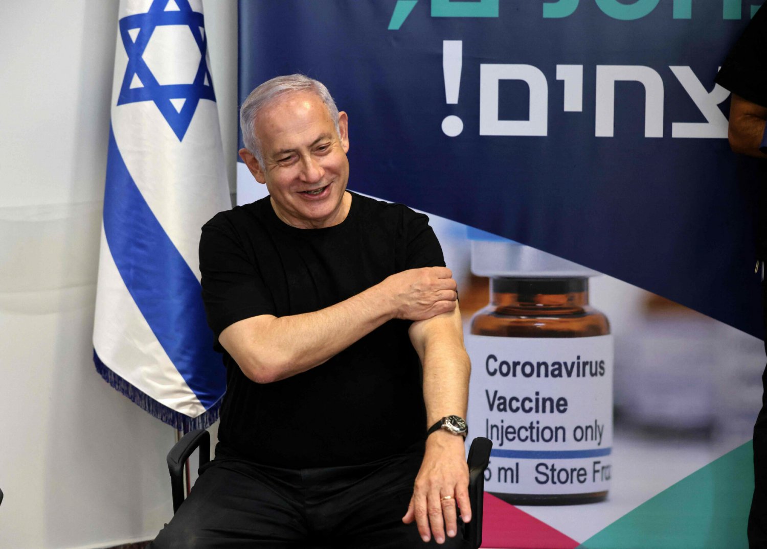 Izrael jako pierwszy kraj na świecie zdecydował się na podanie trzeciej dawki szczepionki przeciw covid-19. Na zdjęciu były premiera Izraela Benjamin Netanjahu