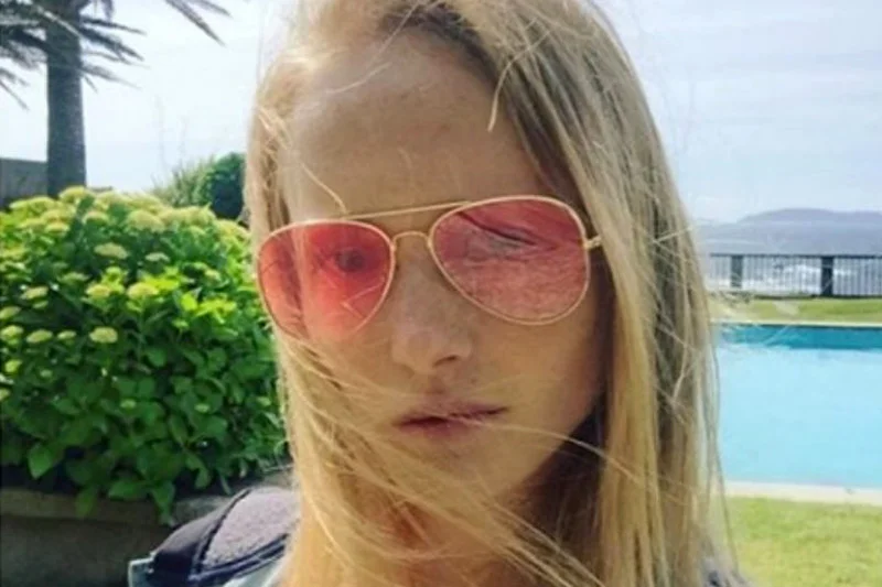 Jasny blond pasuje osobom o jasnej karnacji.