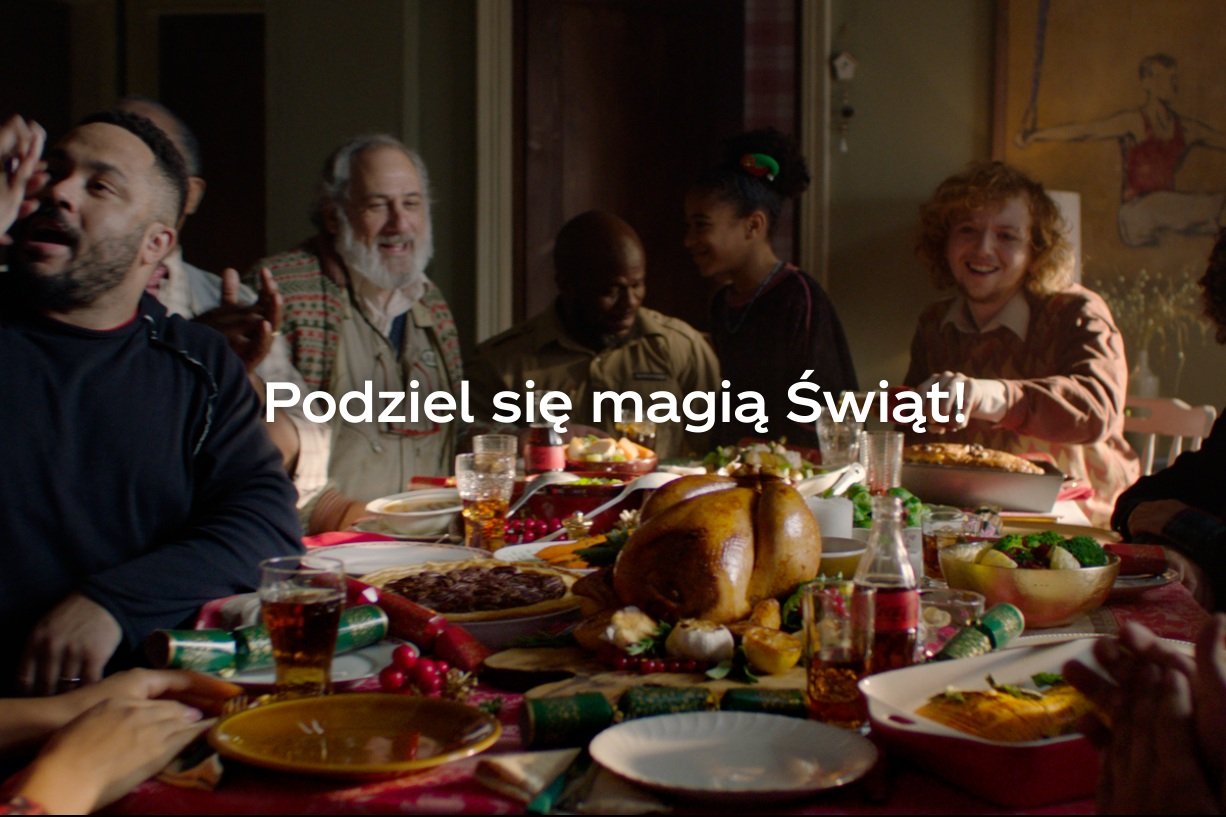 Coca-Cola zachęca, by w tym szczególnym roku być razem i dawać innym jak najwięcej dobra i radości. W najnowszej inicjatywie marka zaprasza do wsparcia Szlachetnej Paczki i innych organizacji pozarządowych, które niosą pomoc potrzebującym