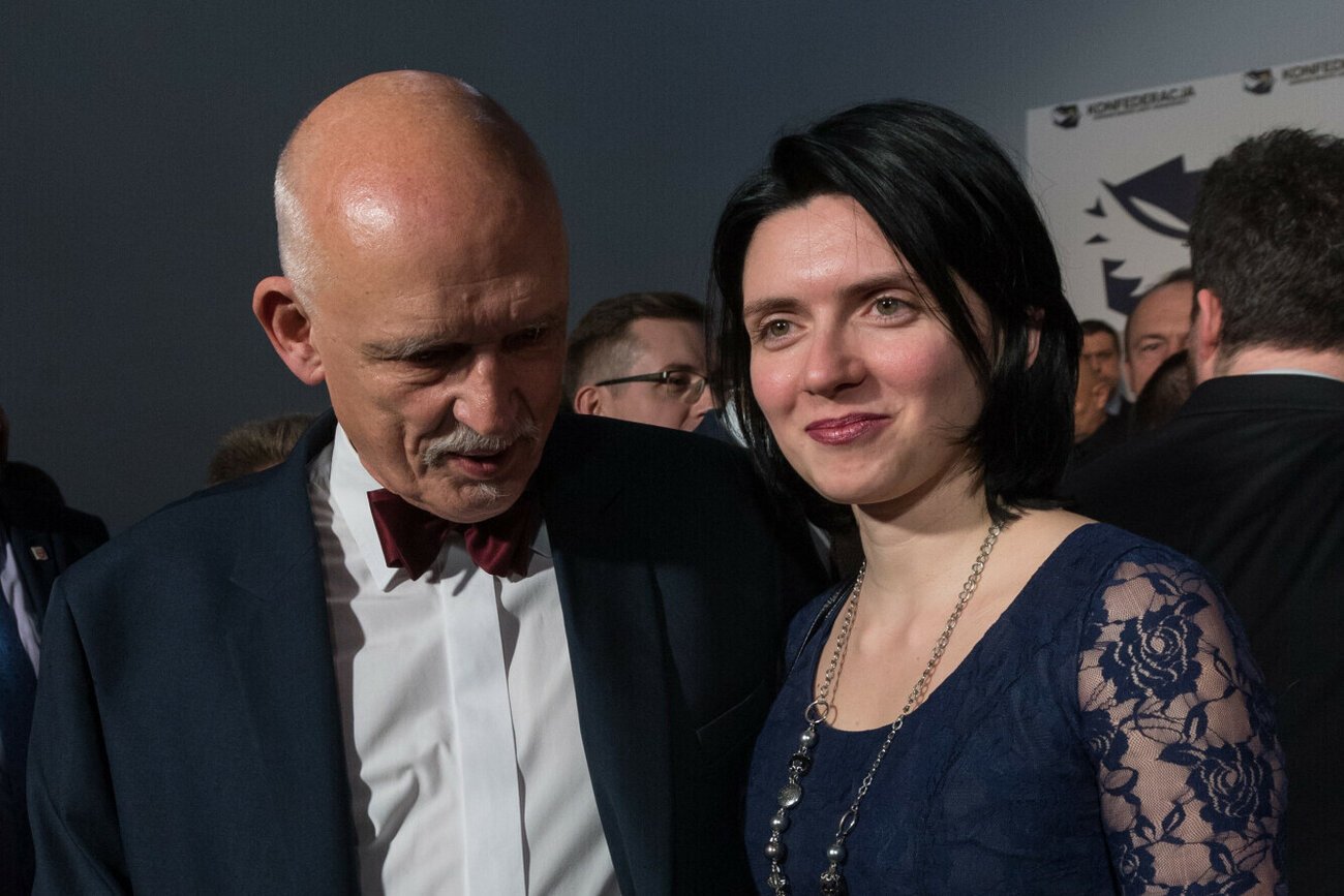 Dominika i Janusz Korwin-Mikke w 2019 roku. Dominika i Janusz Korwin-Mikke w 2019 roku.