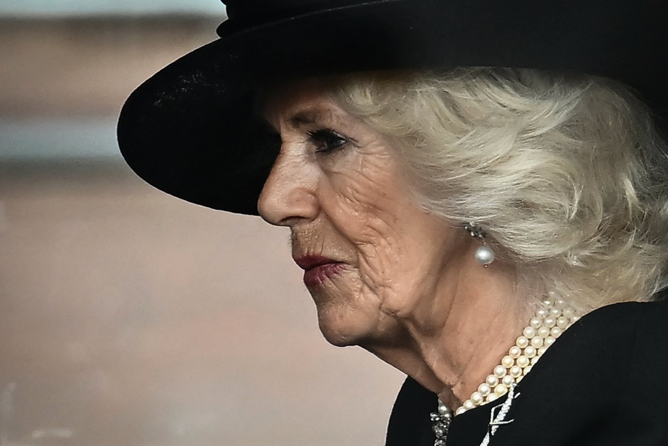 Camilla miała wypadek. Cierpi z bólu podczas uroczystości pogrzebowych