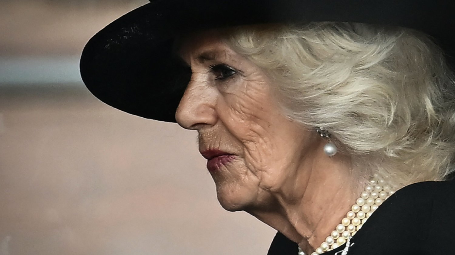 Camilla miała wypadek. Cierpi z bólu podczas uroczystości pogrzebowych