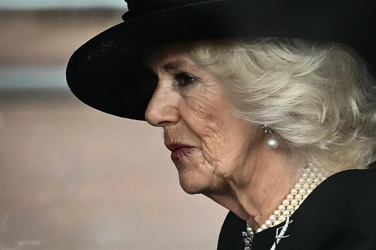 Camilla miała wypadek. Cierpi z bólu podczas uroczystości pogrzebowych