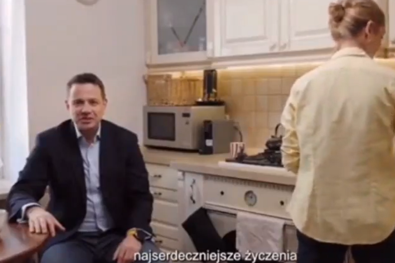 Obejrzałam "kuchenne" życzenia Trzaskowskiego. Bardziej patriarchalnej sceny nie dało się wymyślić.