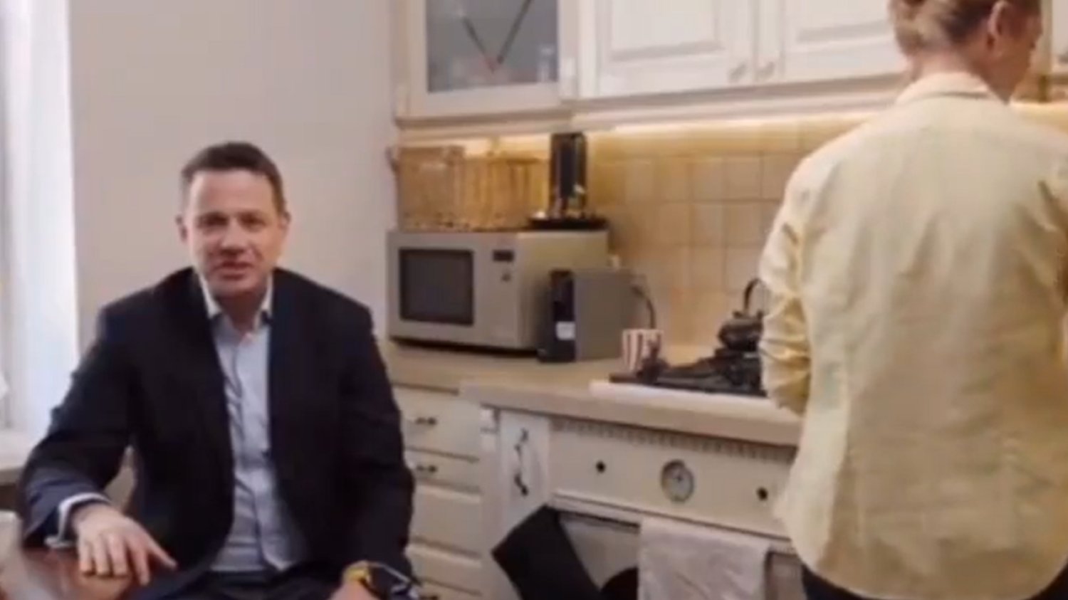 Obejrzałam "kuchenne" życzenia Trzaskowskiego. Bardziej patriarchalnej sceny nie dało się wymyślić.