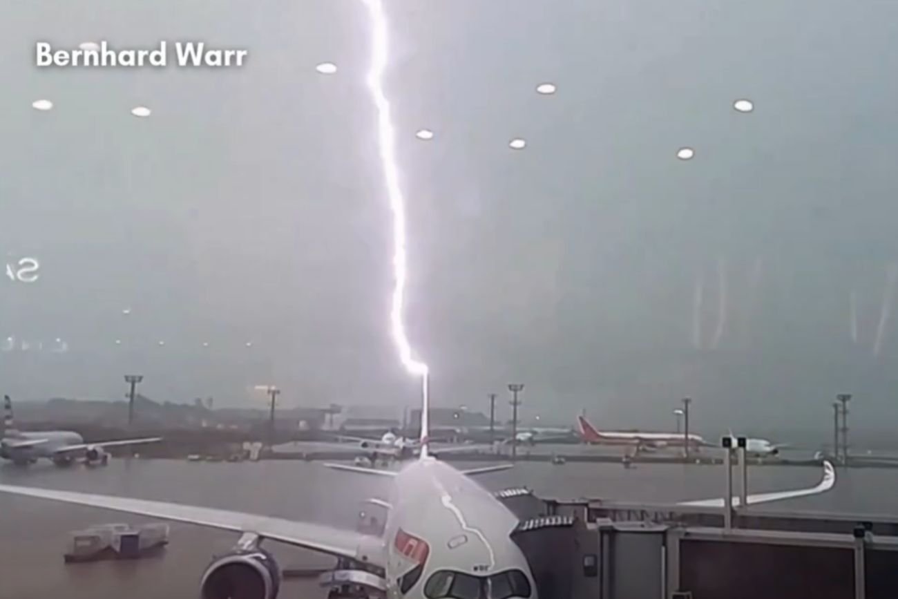 Piorun uderzył w samolot na lotnisku w Sau Paulo. Pokazano materiał wideo.