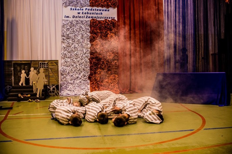 Tak świętowano nadanie szkole podstawowej w Łabuniach imienia Dzieci Zamojszczyzny.