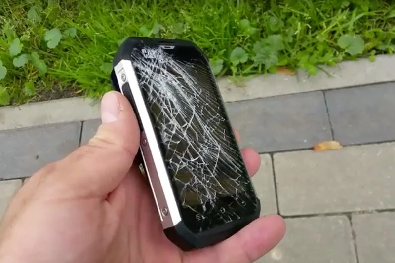 Zbite szybki, wyrwane gniazda i zalania – to najczęstsze usterki telefonów, o czym opowiada nam pracownik jednego z serwisów.