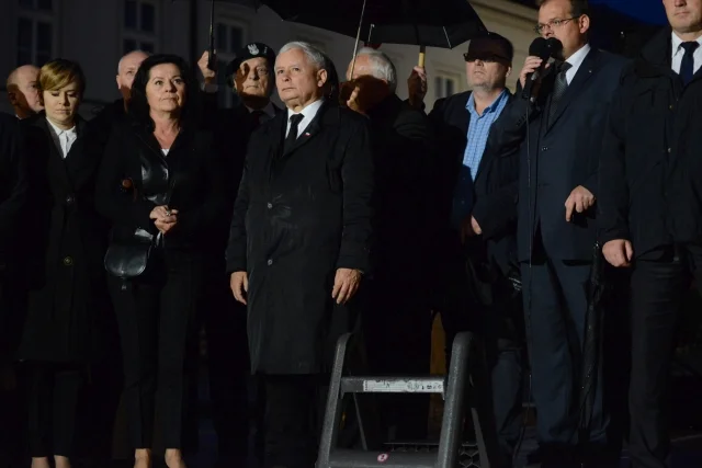 Kaczyński znów dzieli Polaków w czasie miesięcznicy. "Nasi przeciwnicy mają tylko broń komunistów - prowokację"