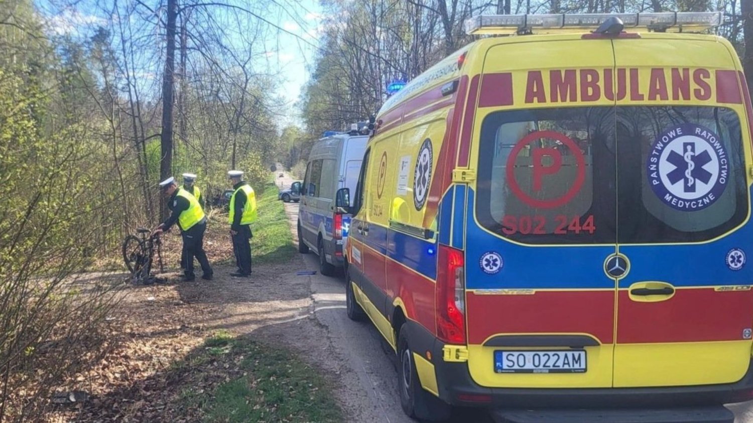 Nowy trop ws. śmierci Łukasza Litewki. Telefon kierowcy jest sprawdzany przez śledczych Wypadek, policja i ambulans na leśnej drodze