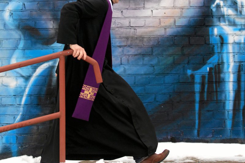 Parafia zablokowała internautkę, gdy ta zapytała księdza, czemu nie chodzi w maseczce po kolędzie.