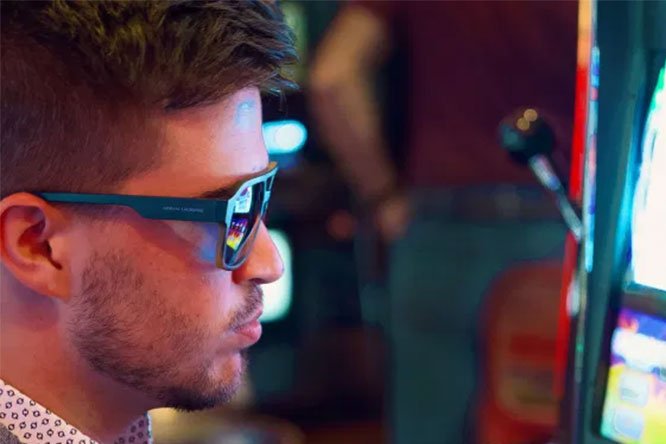 Właściwie w każdej branży firmy w celach promocyjnych nawiązują współpracę ze znanymi osobami ze świata rozrywki, filmu, muzyki czy sportu. Nie inaczej jest w branży bukmacherskiej – osoby te określa się tam mianem „ambasadorów”