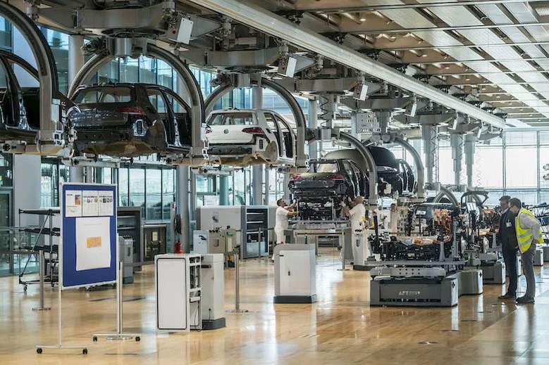 Niezależnie od silnika, każde auto musi przejść przez linię produkcyjną.