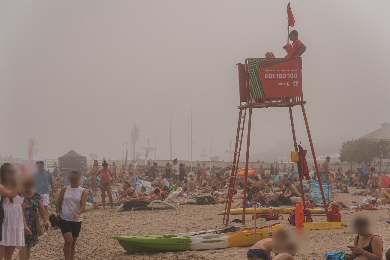 Zdjęcia mgły, która pojawiła się nad Bałtykiem, obiegły internet.