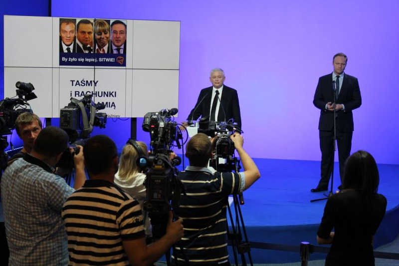 PiS billboardami zaatakuje PO za aferę taśmową.